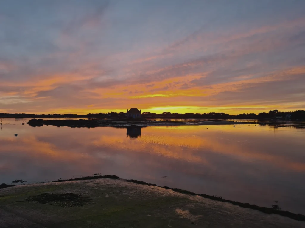 Bandeau illustrant un espace de clarté et de sérénité pour présenter les questions fréquentes d’un accompagnement énergétique, près de Rennes.