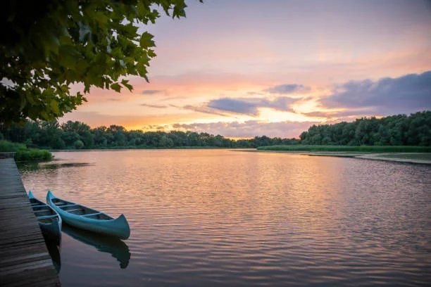 Paysage d’eau calme au crépuscule évoquant l’apaisement du mental et du corps pour favoriser un sommeil réparateur grâce à une approche énergétique.