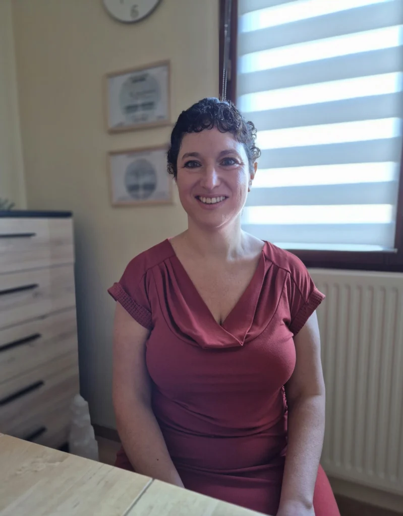 Portrait d’Élise Boixel, thérapeute énergéticienne et magnétiseuse, dans son cabinet près de Rennes à St Jacques de la Lande. 