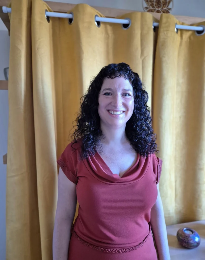Photo d’Élise Boixel, thérapeute énergéticienne et magnétiseuse, dans son cabinet près de Rennes à St Jacques de la Lande.