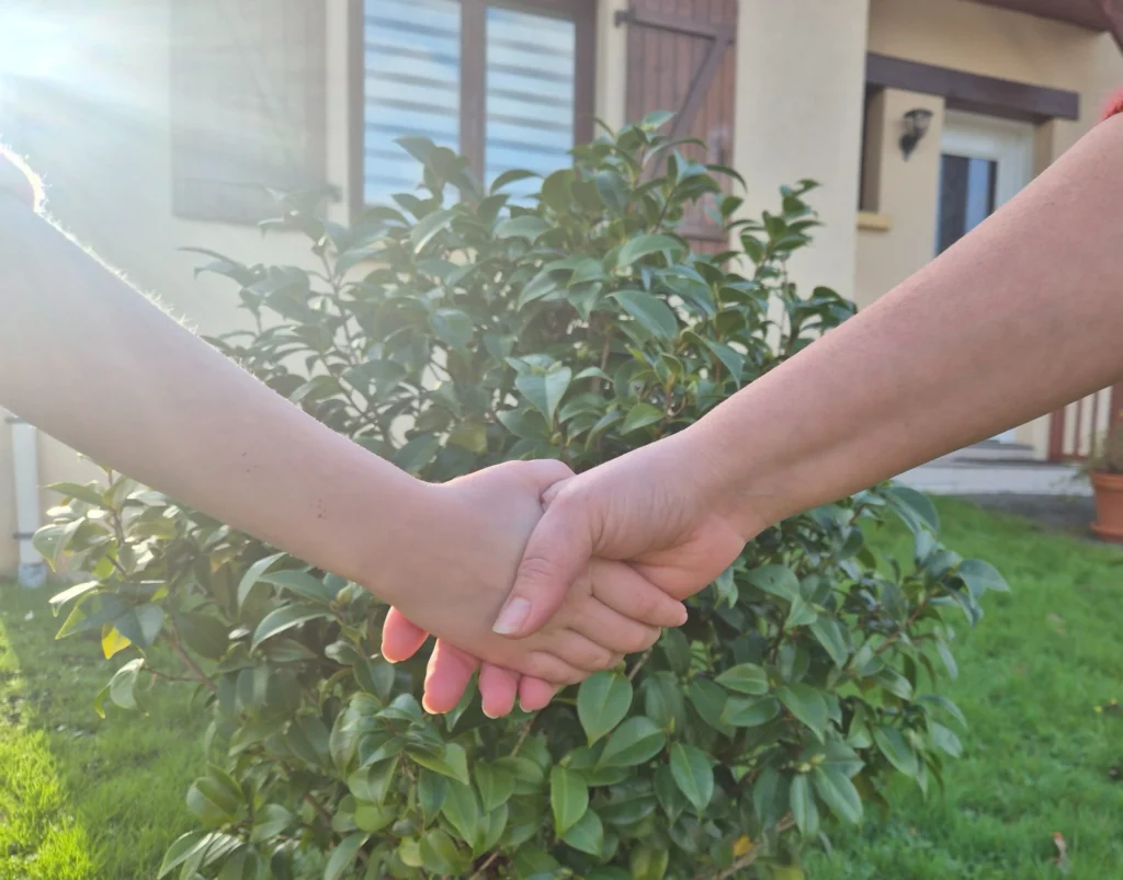 Illustration de l’entraide et du soutien lors d’un accompagnement en thérapie énergétique, pour ne plus porter seul(e) ses blessures, près de Rennes.