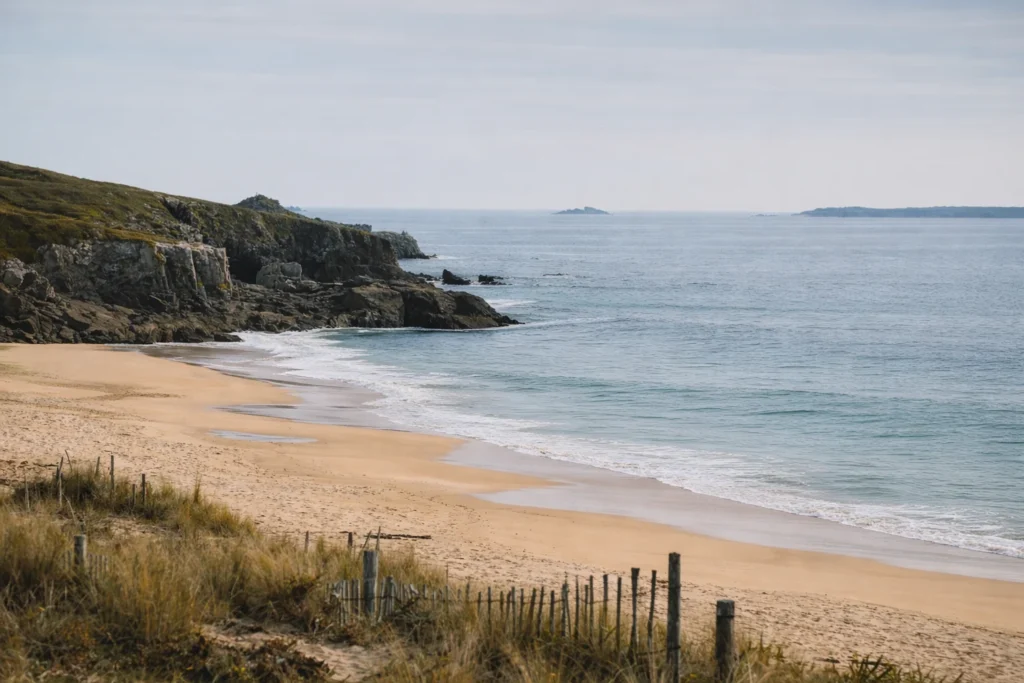 Paysage marin évoquant l’apaisement intérieur, accompagnement en thérapie énergétique près de Rennes.